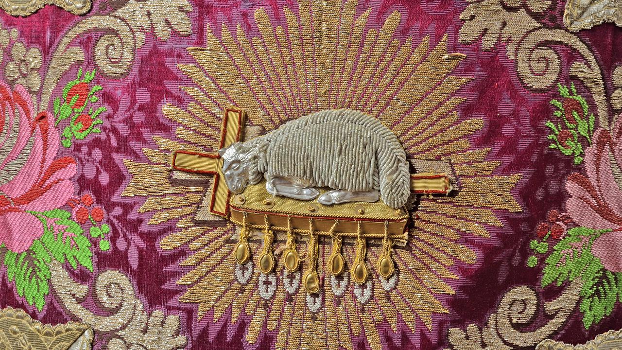 Detalle de casulla con bordado del Agnus Dei