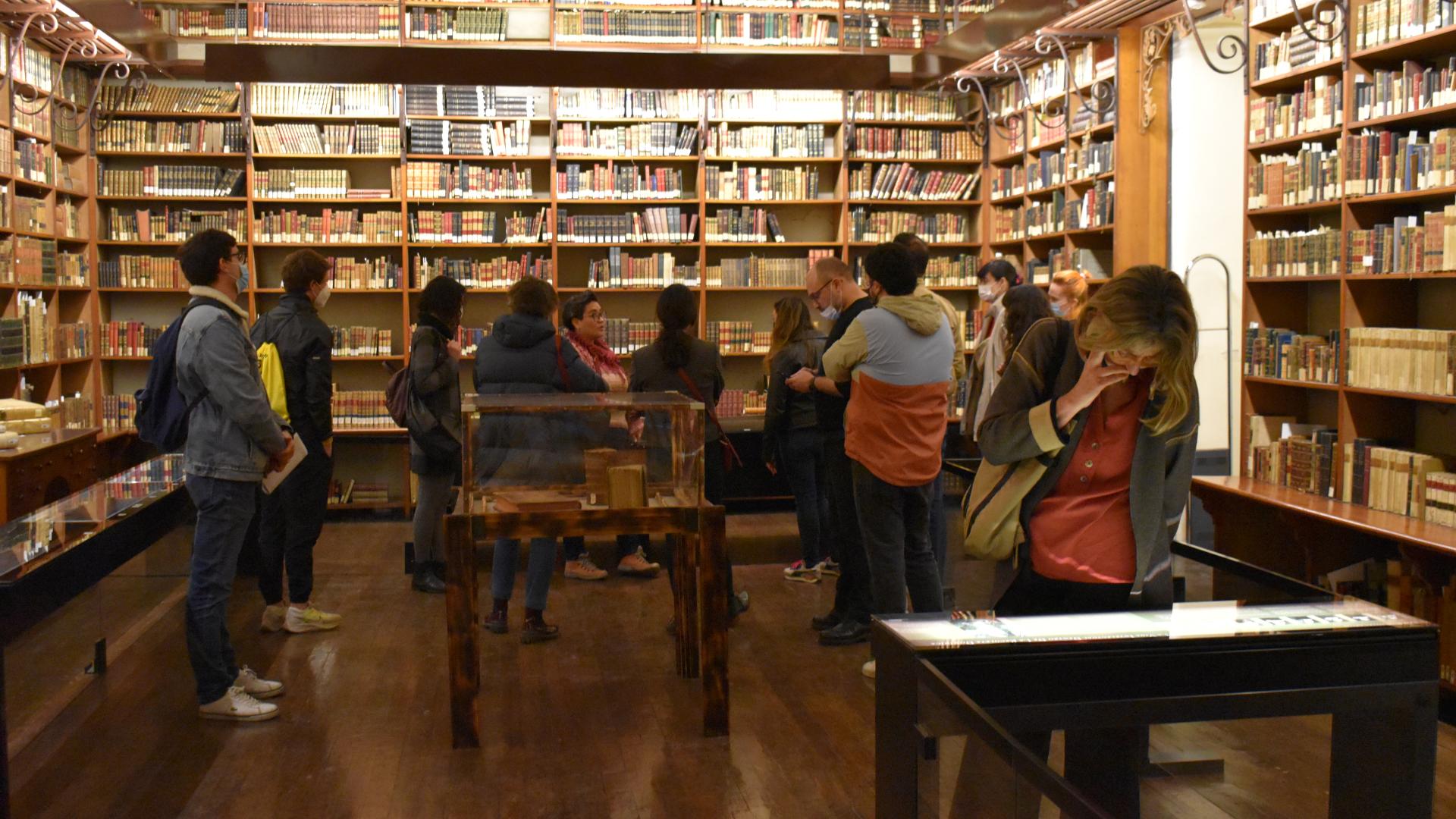 Visitantes realizando una visita mediada