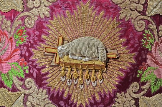 Detalle de casulla con bordado del Agnus Dei