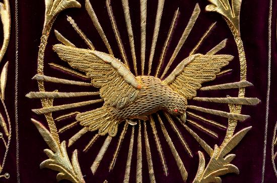 Paloma bordada en relieve: símbolo del Espíritu Santo